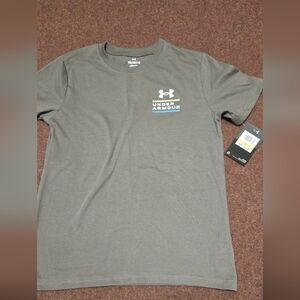 New! Boy's Under Armour Shirt In Size Medium Gray With Back Decal